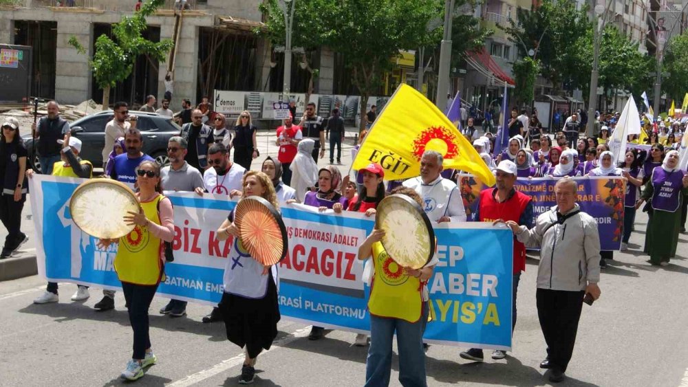İnşaat işçileri 1 Mayıs kutlamalarını çalışarak izlediler