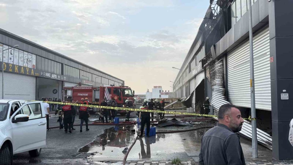 Kepenk tamiri sırasında çıkan kıvılcımla 4 dükkan yandı