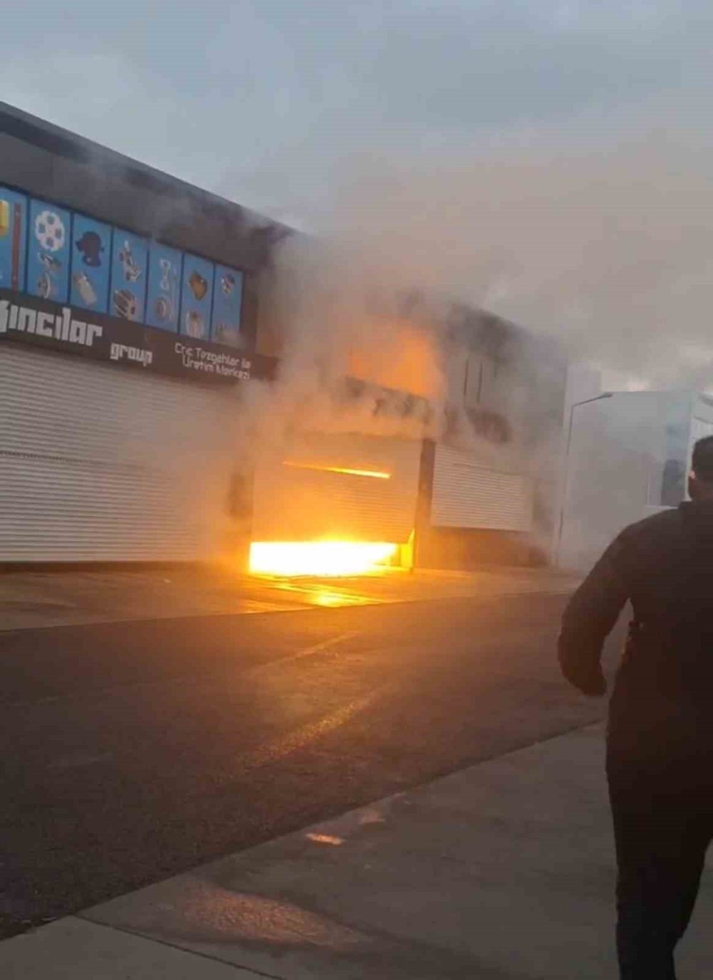 Kepenk tamiri sırasında çıkan kıvılcımla 4 dükkan yandı