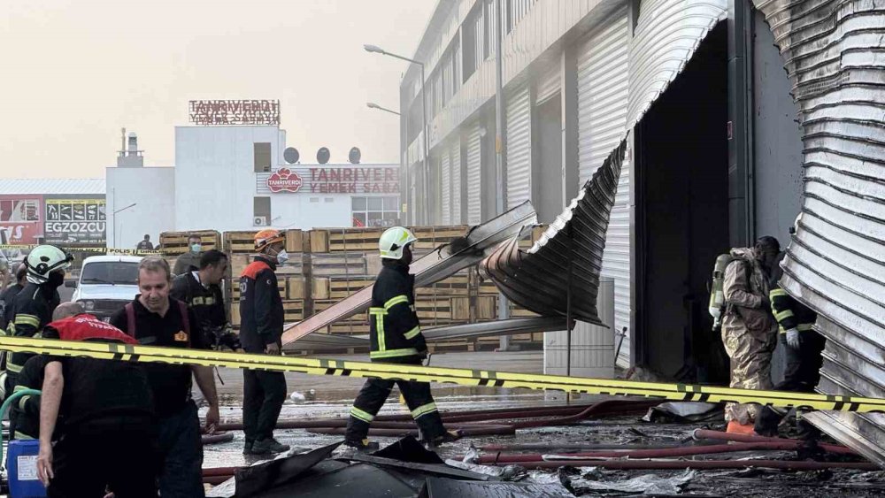 Kepenk tamiri sırasında çıkan kıvılcımla 4 dükkan yandı
