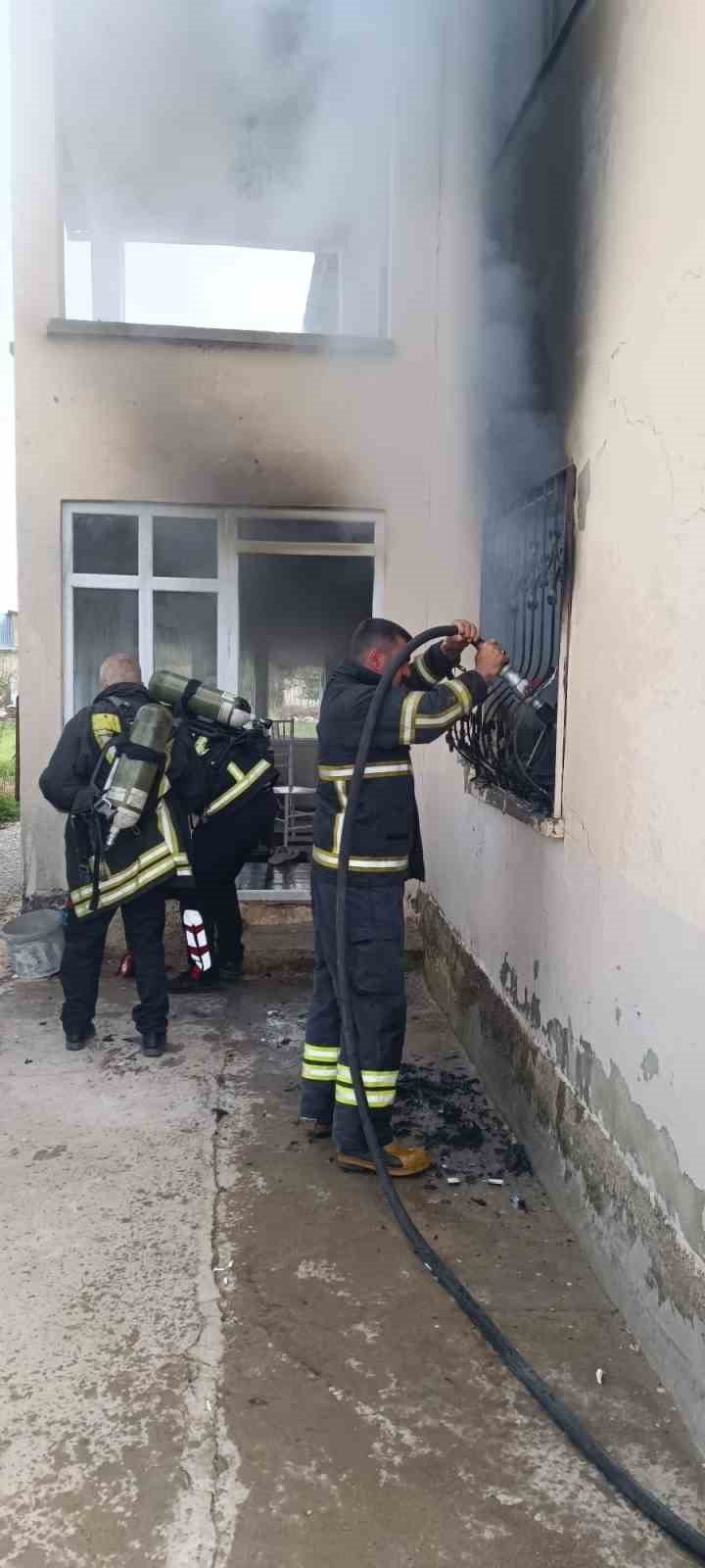 Muş’ta iki katlı evde yangın çıktı