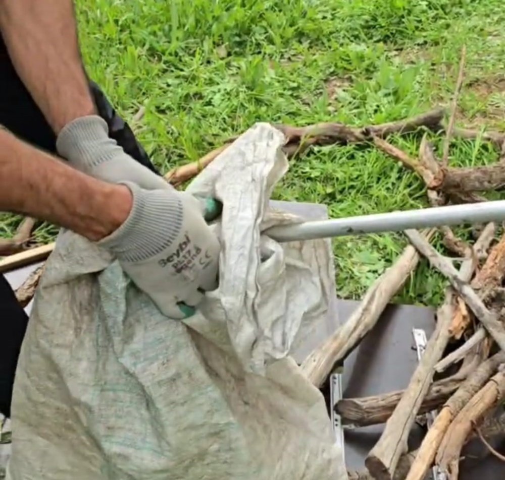 Odun almaya giden kadın iki metre uzunluğunda yılan gördü