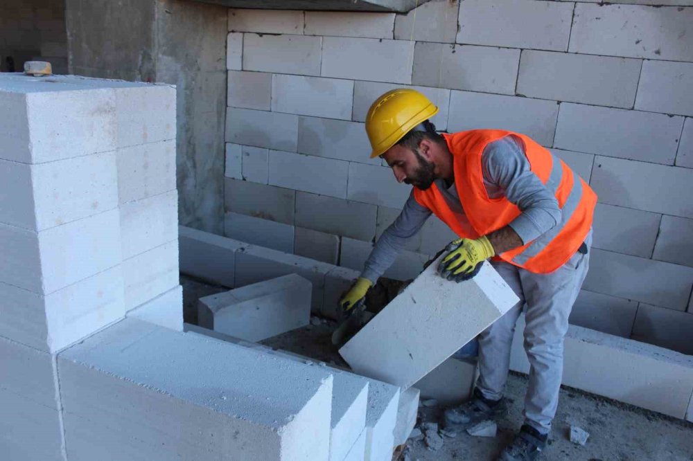 Siirt’te sismik izolatörlü hastane inşaatı devam ediyor