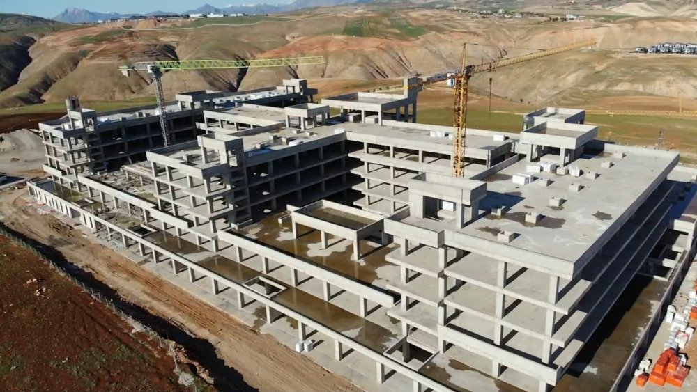 Siirt’te sismik izolatörlü hastane inşaatı devam ediyor