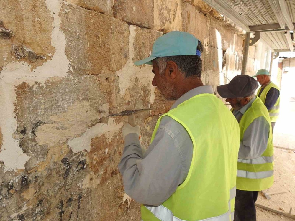 Taş ustaları 1 Mayıs’ta da ekmeklerini taştan çıkardı