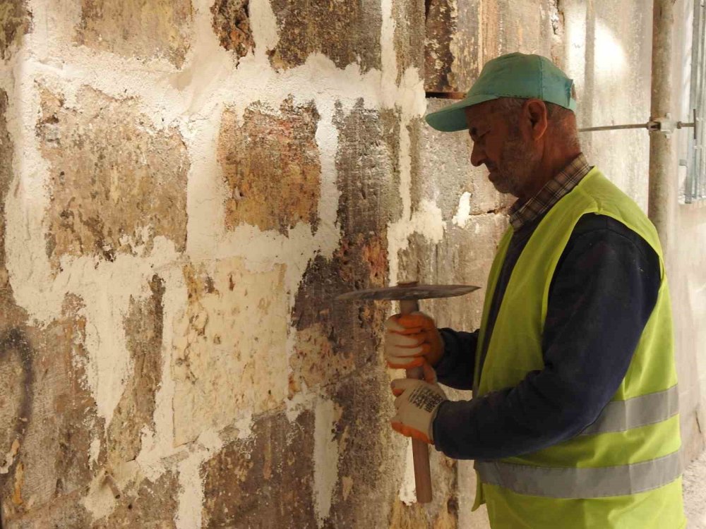 Taş ustaları 1 Mayıs’ta da ekmeklerini taştan çıkardı