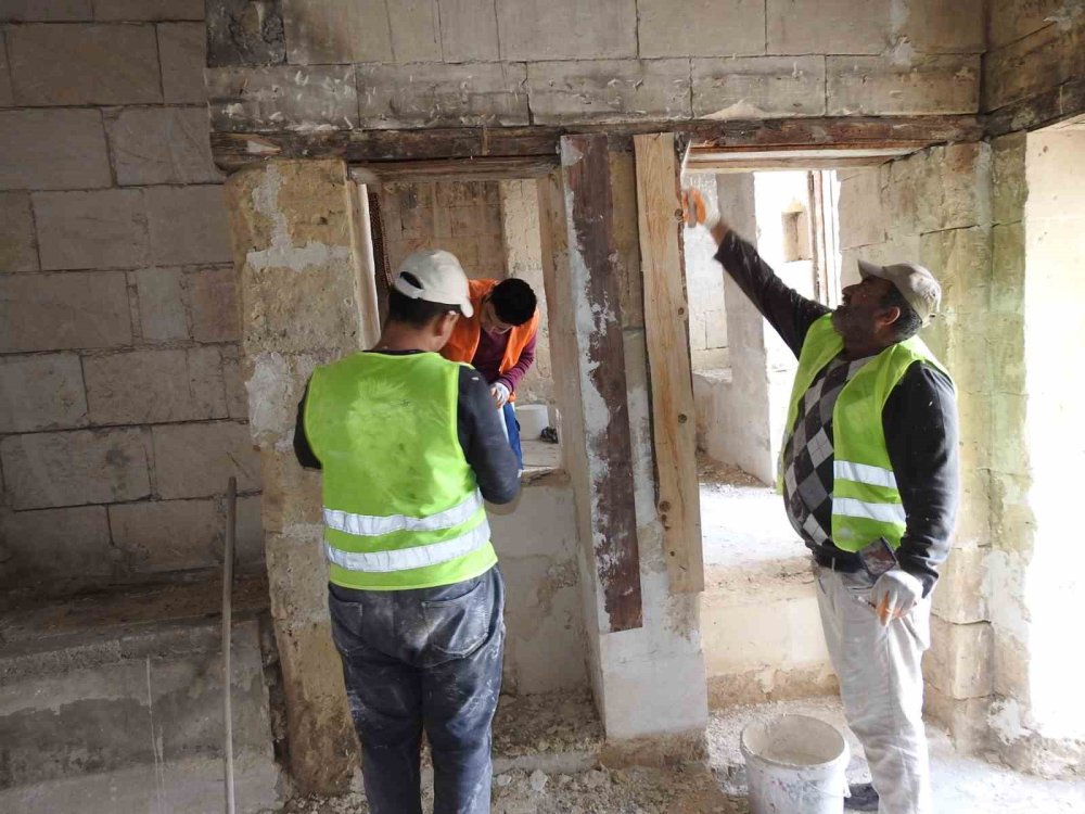 Taş ustaları 1 Mayıs’ta da ekmeklerini taştan çıkardı