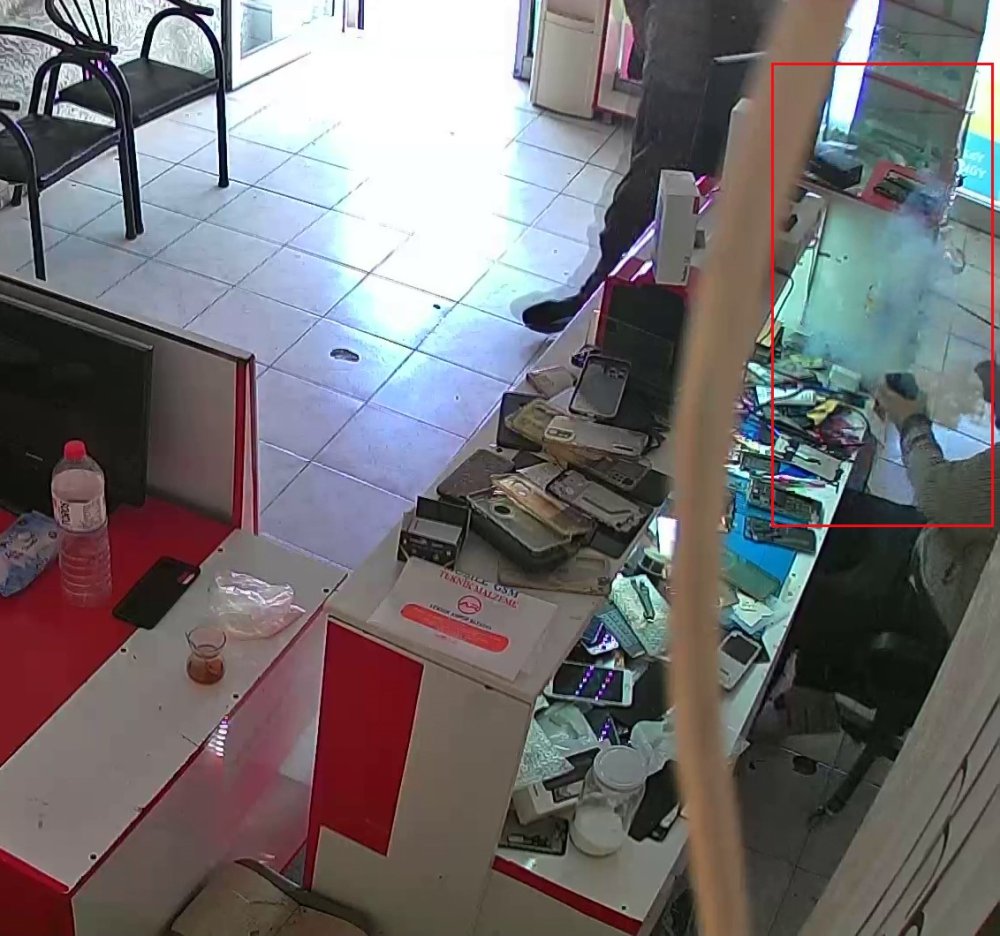 Telefonun bataryası tamir sırasında alev alarak patladı