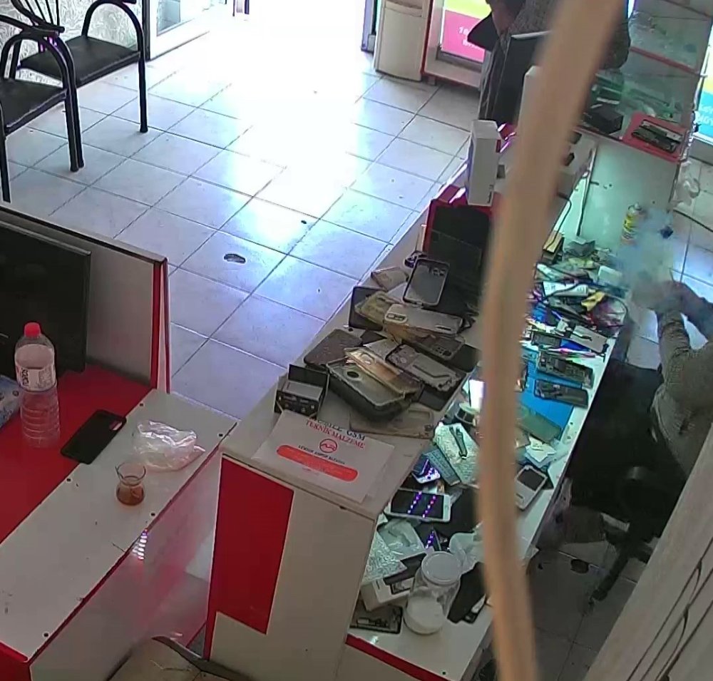 Telefonun bataryası tamir sırasında alev alarak patladı