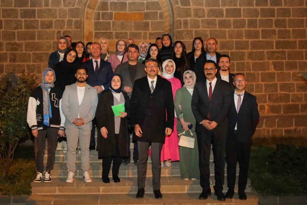 Vali Çelik, Hakkari'de Kitap Kulübü etkinliğine katıldı