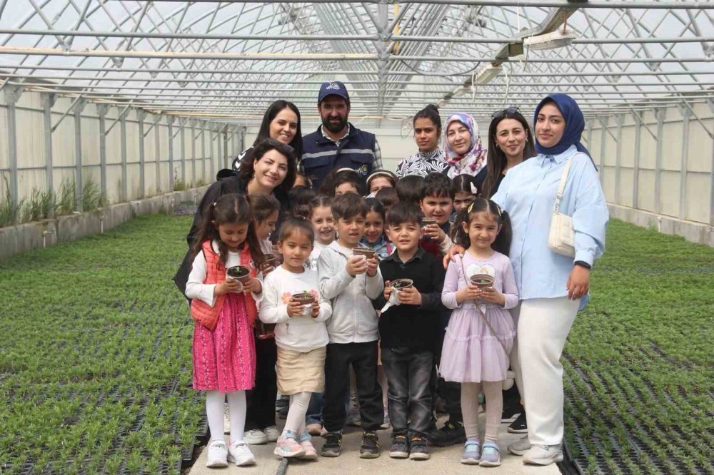 Van'da minik öğrenciler seralarda doğayla buluştu