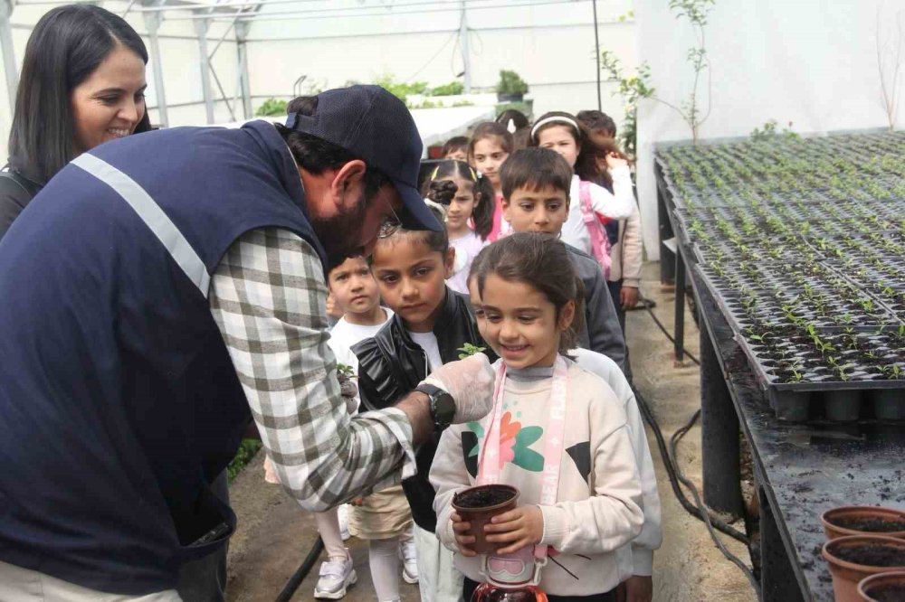 Van'da minik öğrenciler seralarda doğayla buluştu