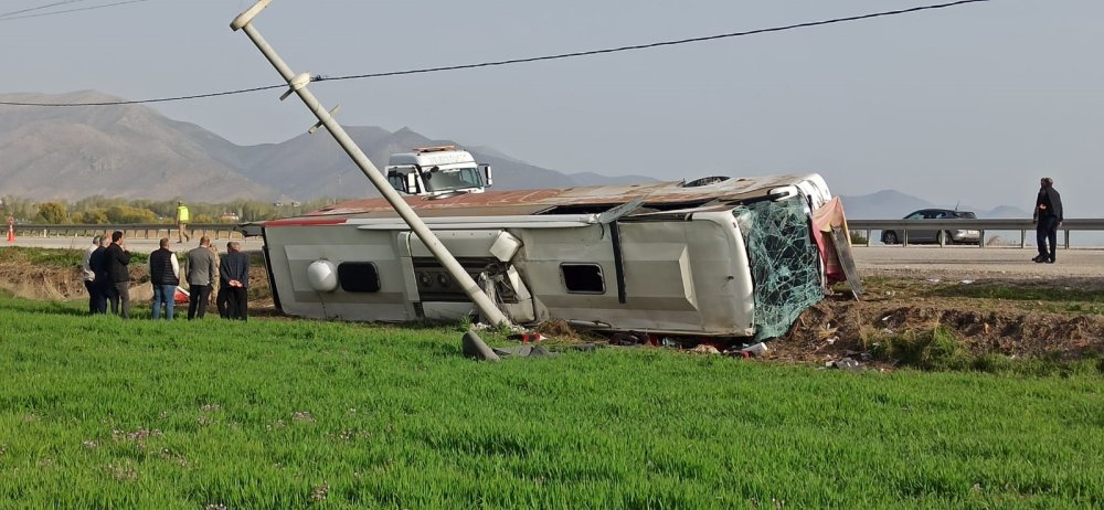 Van'da yolcu otobüsü devrildi: 28 kişi yaralandı