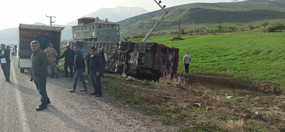 Van'da yolcu otobüsü devrildi: 28 kişi yaralandı