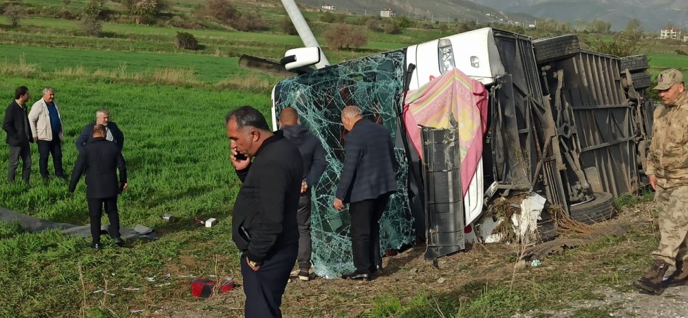 Van'da yolcu otobüsü devrildi: 28 kişi yaralandı