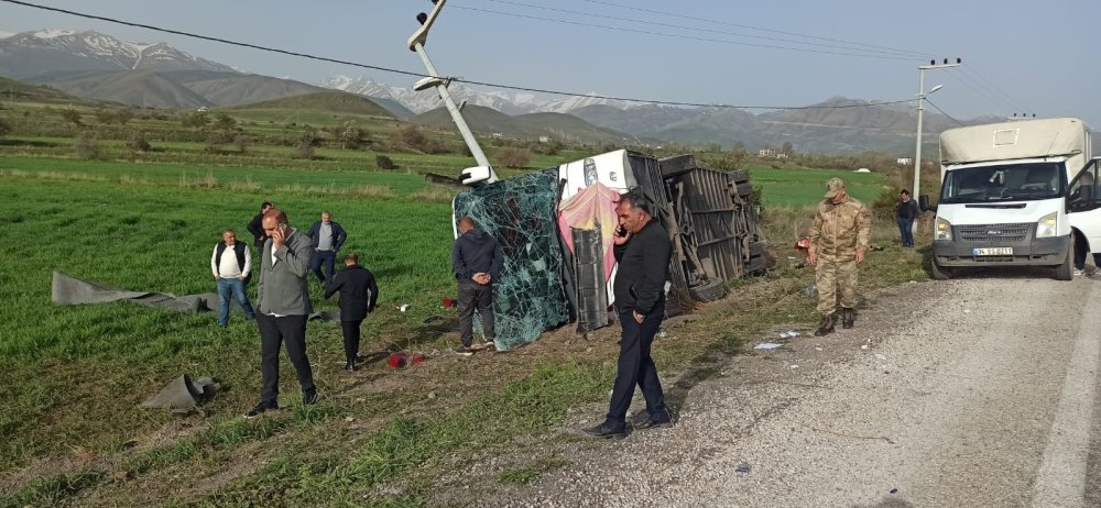 Van'da yolcu otobüsü devrildi: 28 kişi yaralandı