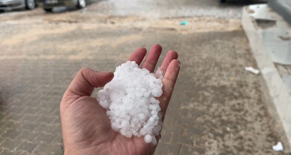 Adıyaman'da fındık büyüklüğünde dolu yağdı