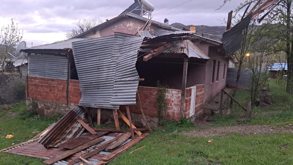 Fırtınada çatı saniyeler içerisinde parçalandı