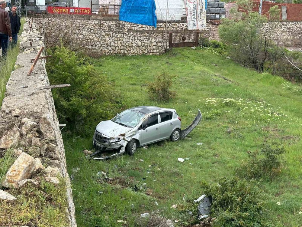 İstinat duvarına çarpan araç bahçeye uçtu: 2 yaralı