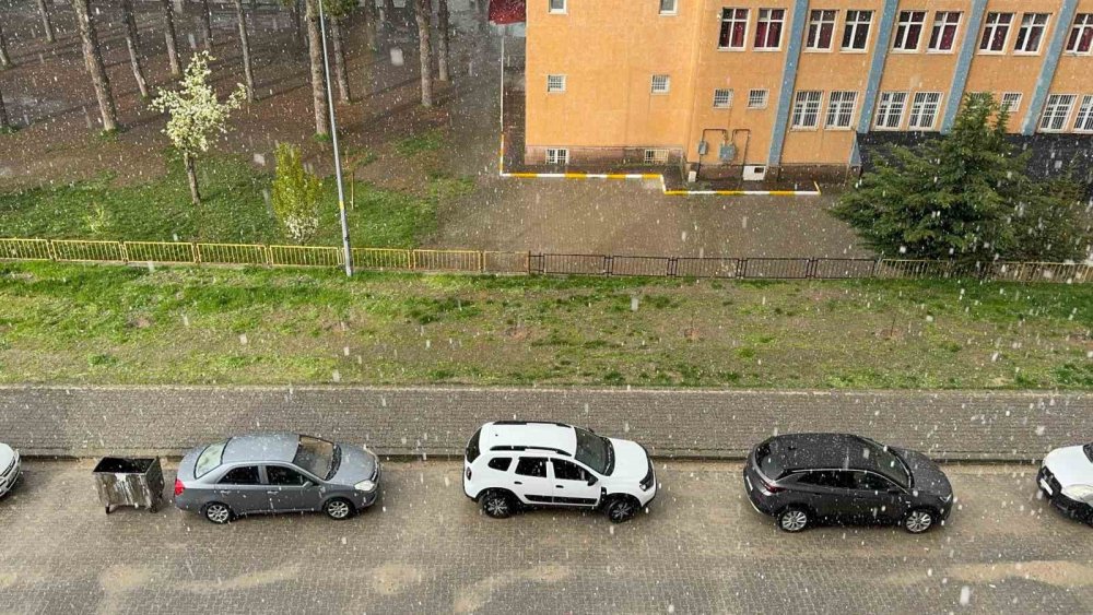 Tatvan’da dolu yağışı