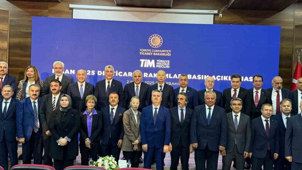 Ticaret Bakanı Bolat: "Nisanda mal ihracatımız geçen yılın aynı ayına göre yüzde 8,5 artışla 20,9 milyar dolara yükselmiştir"