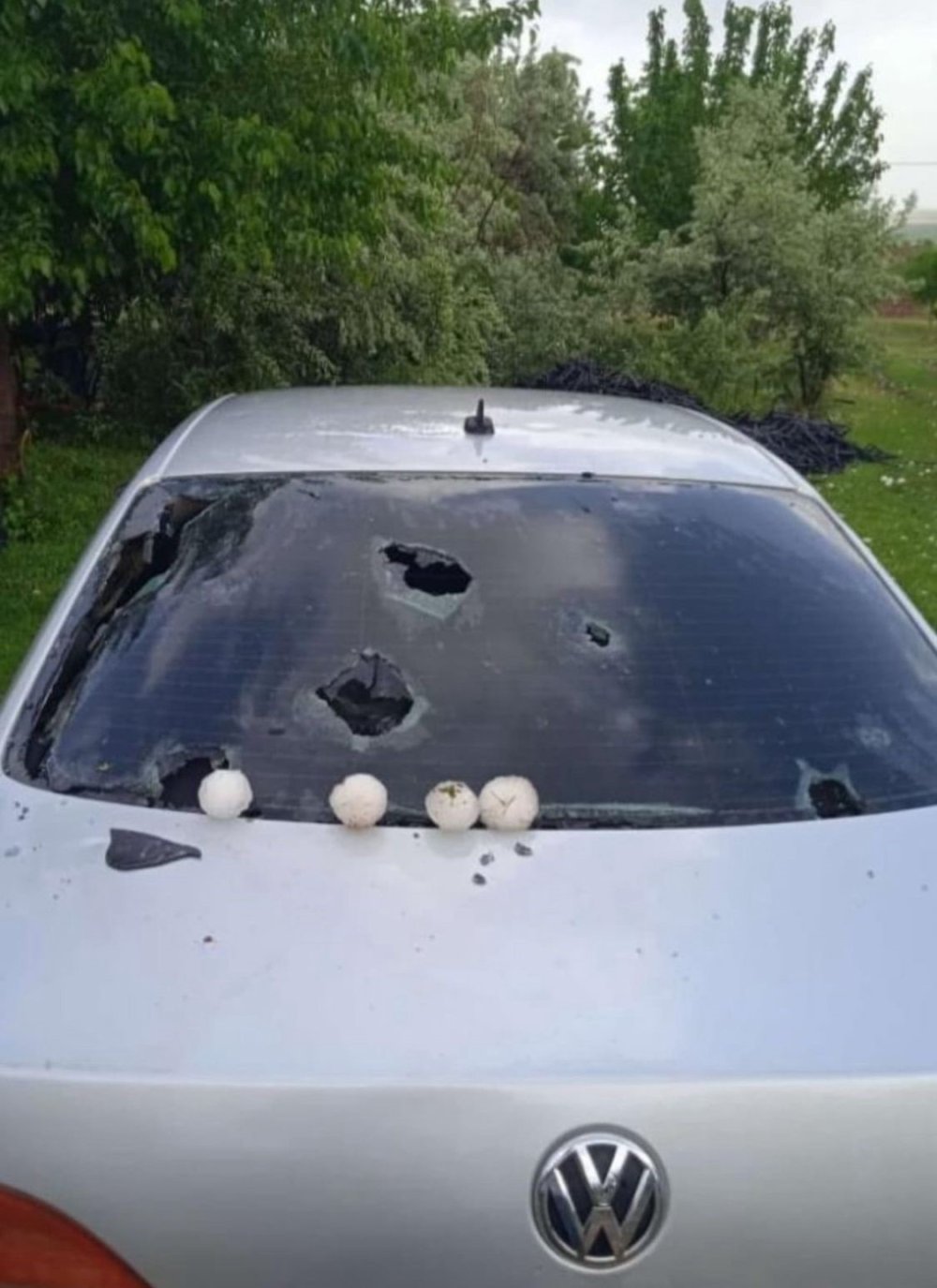 Urfa’da kar topu büyüklüğünde dolu yağdı: Ekili araziler ve araçlar zarar gördü