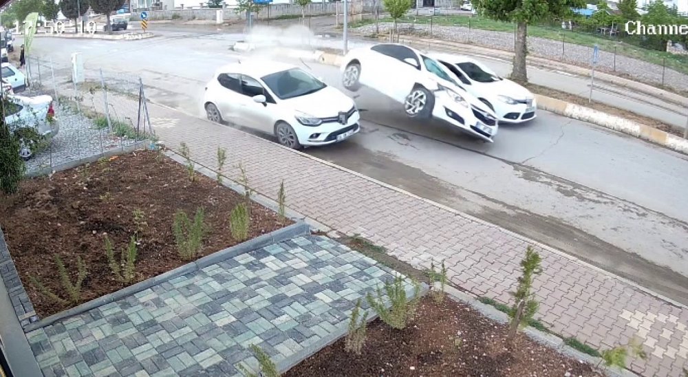 Otomobil park halindeki araca çarptı: 1 kişi yaralandı