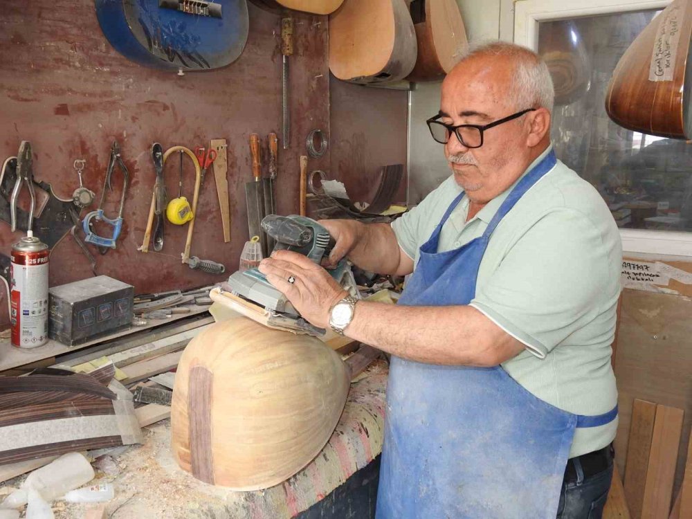 35 yıldır bağlama imalatı yapıyor ama bağlama çalamıyor