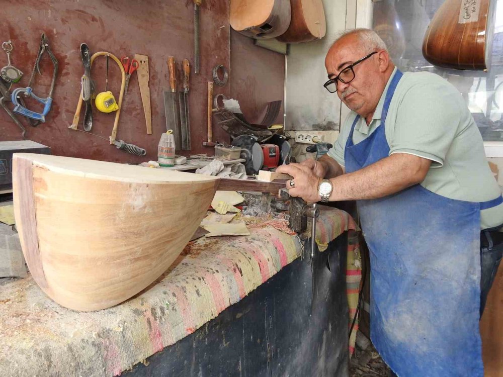 35 yıldır bağlama imalatı yapıyor ama bağlama çalamıyor