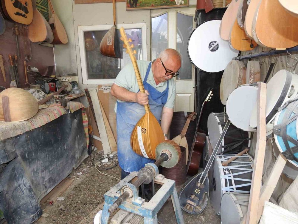 35 yıldır bağlama imalatı yapıyor ama bağlama çalamıyor