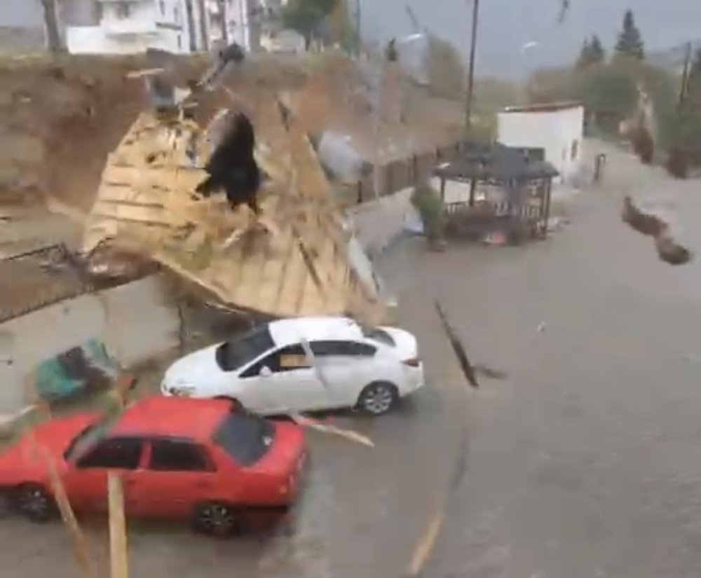 Alacakaya’da fırtınadan uçan çatı araçların yanına düştü