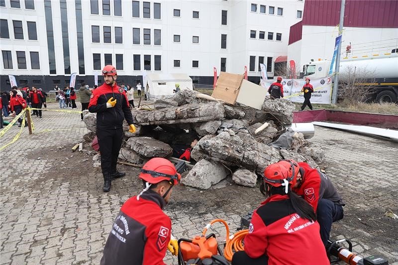 Ardahan Üniversitesi’nde Acil Yardım ve Afet Yönetimi tatbikatı
