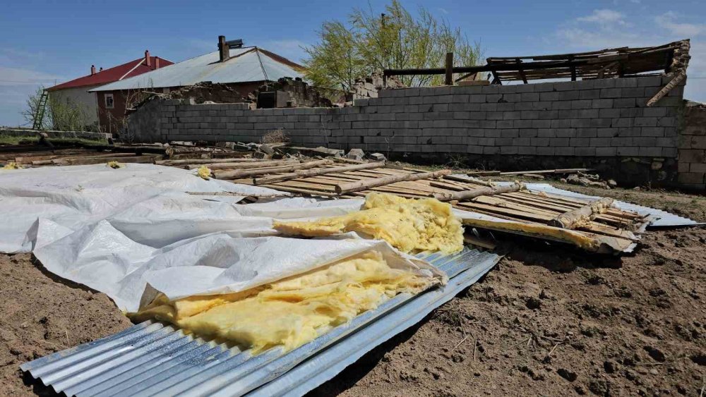 Bitlis'te fırtına çatıları uçurdu