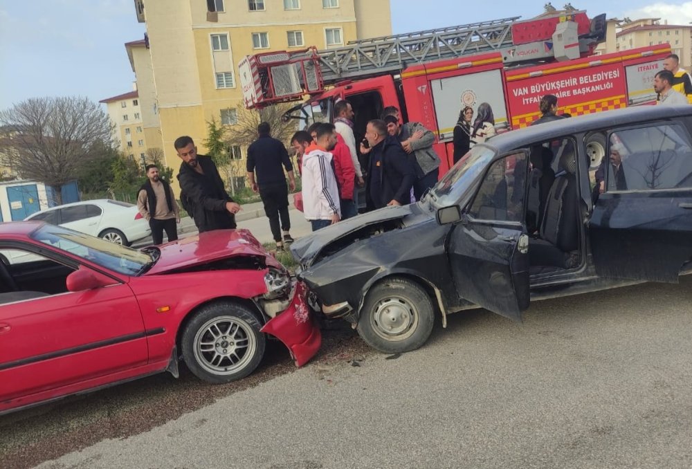 Edremit'te iki otomobil kafa kafaya çarpıştı: 1 yaralı