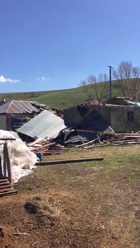 Erzurum’da hortumda binaların çatıları uçtu