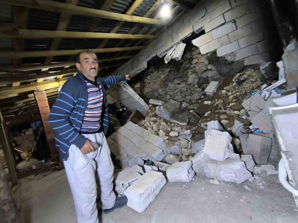 Erzurum'da kaya parçaları evin çatı katını yıktı