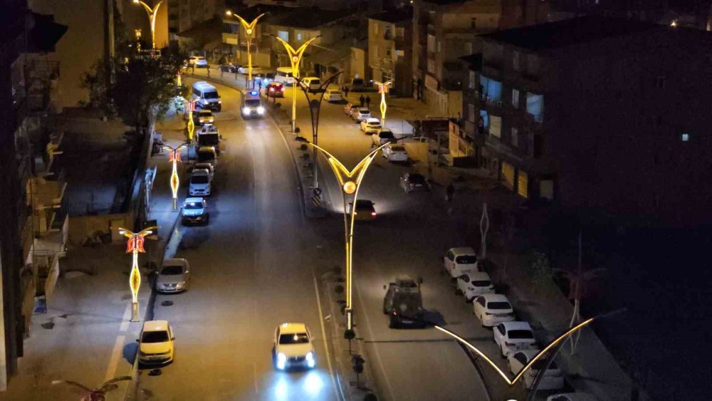 Hakkari’de iki araç kafa kafaya çarpıştı: 8 kişi yaralandı