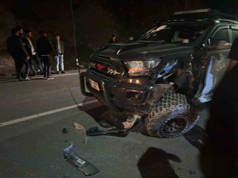 Hakkari’de iki araç kafa kafaya çarpıştı: 8 kişi yaralandı