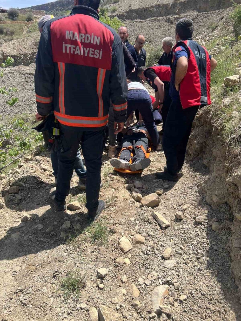 Mardin’de otomobil yamaçtan düştü: 1 kişi yaralandı