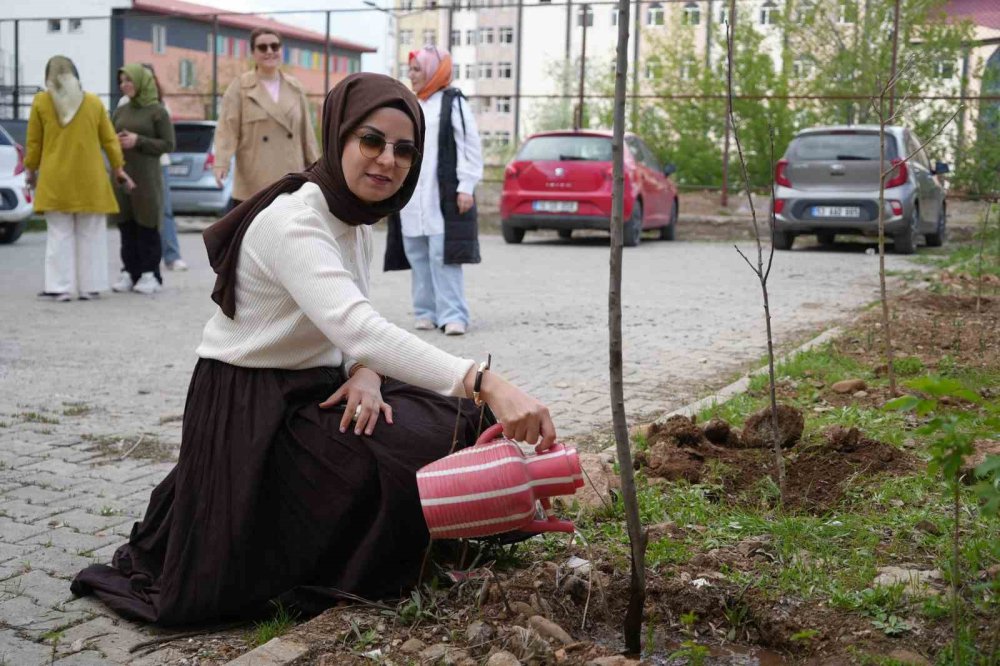 Muş'ta kadın öğretmenler doğaya nefes oldu