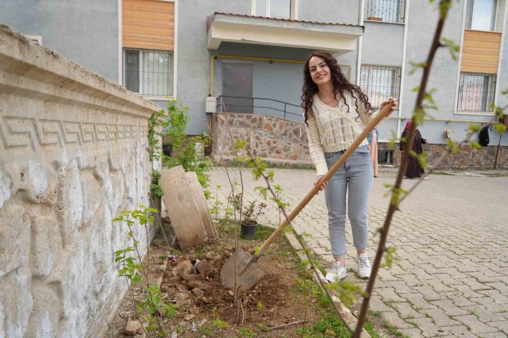 Muş'ta kadın öğretmenler doğaya nefes oldu