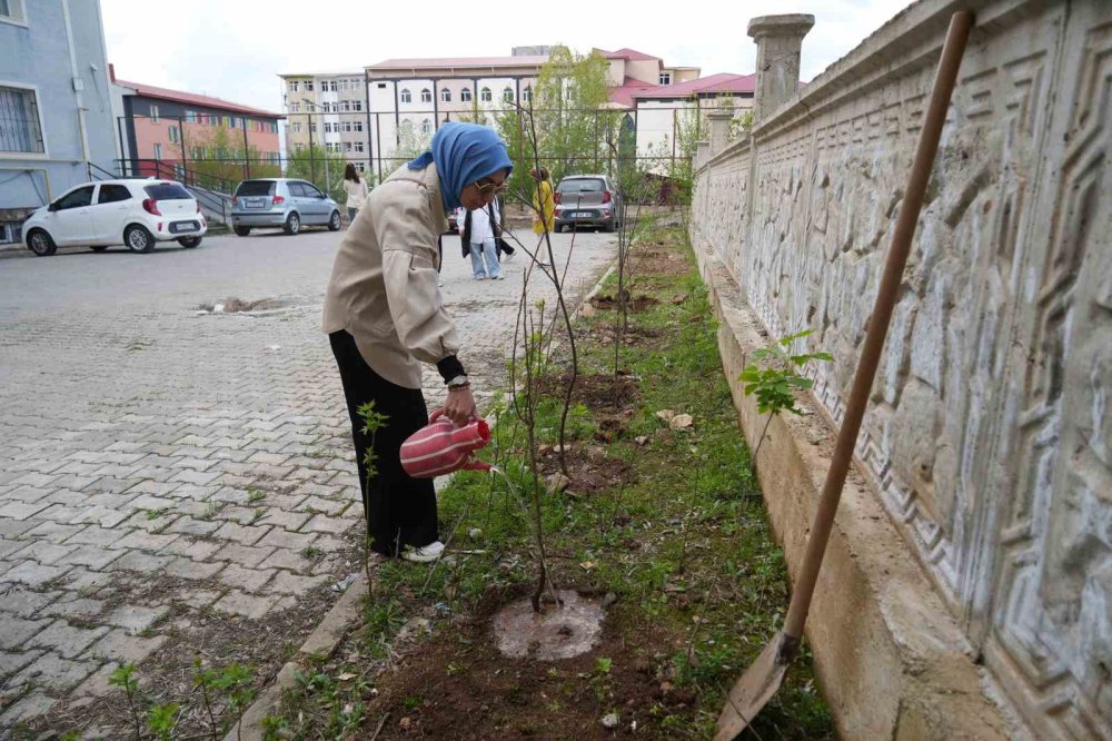 Muş'ta kadın öğretmenler doğaya nefes oldu