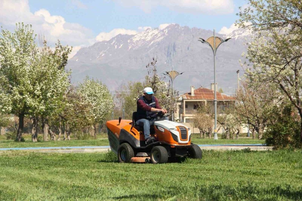 Van Büyükşehir Belediyesi parklarda çalışmalara başladı