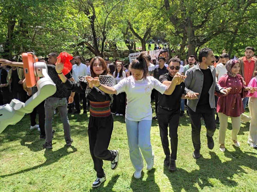 35 yıl sonra köylerine dönen aileler, kazanlarda yemekler pişirip doyasıya eğlendi