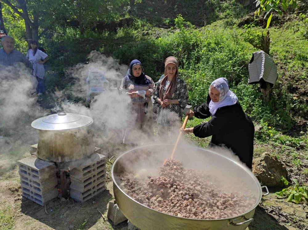 35 yıl sonra köylerine dönen aileler, kazanlarda yemekler pişirip doyasıya eğlendi