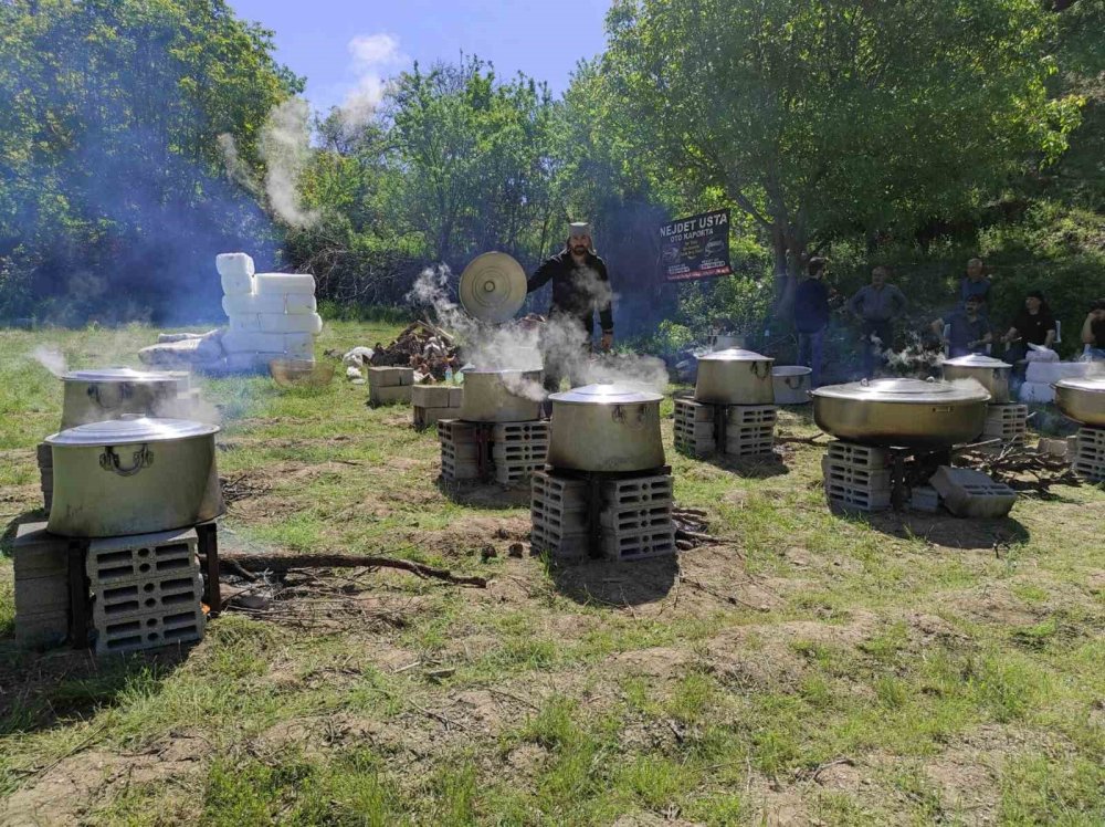 35 yıl sonra köylerine dönen aileler, kazanlarda yemekler pişirip doyasıya eğlendi