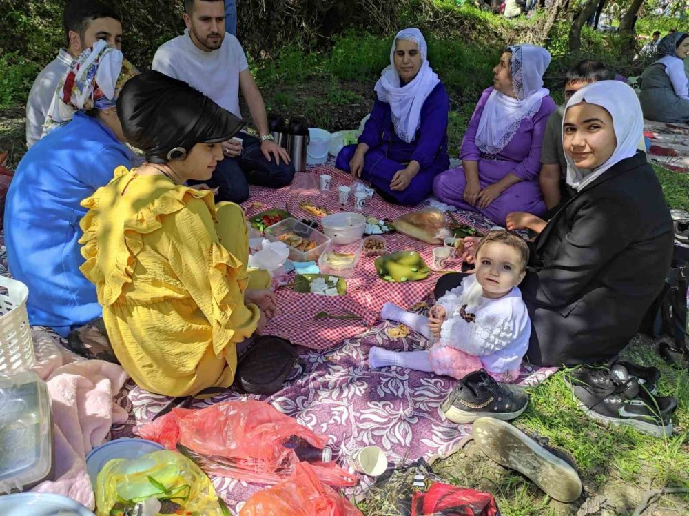 35 yıl sonra köylerine dönen aileler, kazanlarda yemekler pişirip doyasıya eğlendi