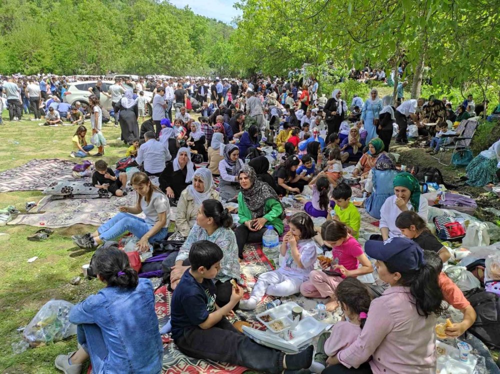 35 yıl sonra köylerine dönen aileler, kazanlarda yemekler pişirip doyasıya eğlendi