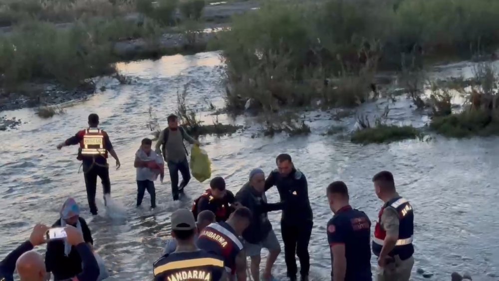 Batman’da su seviyesinin yükseldiği alanda mahsur kalan 25 şahıs kurtarıldı