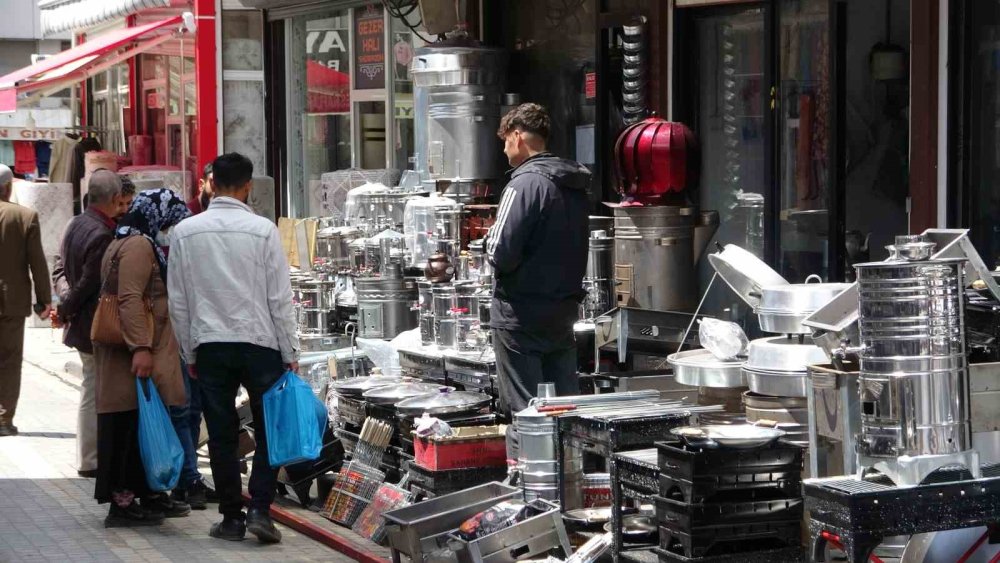 Van'daki sobacılar çarşısında mangal ve semaver üretimi arttı